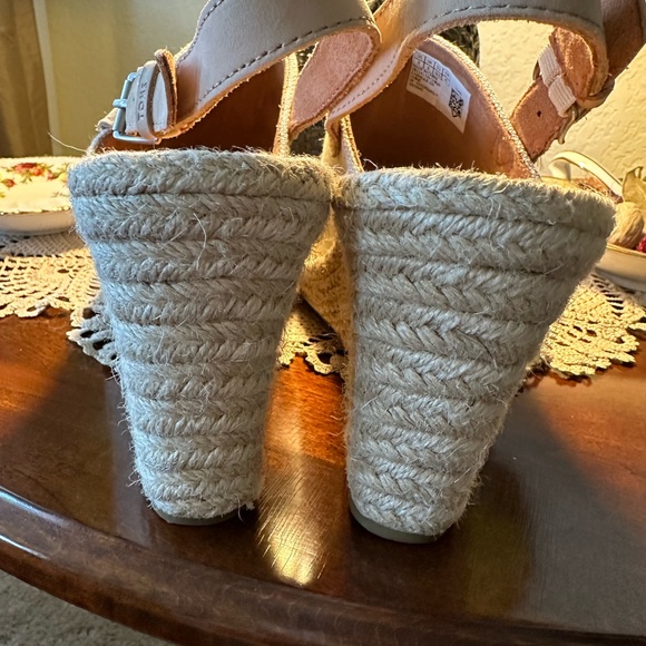 Toms canvas wedge sandals. - Picture 4 of 6